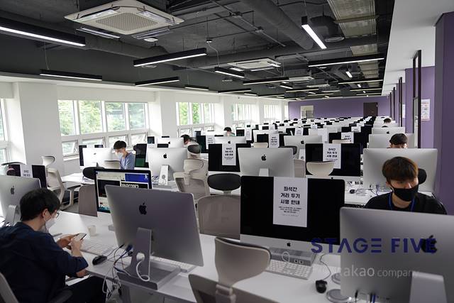 △ 사진은 개포동에 위치한 이노베이션 아카데미 클러스터에서의 교육생 모습. 현재는 사회적 거리두기 2.5단계로 모든 교육생들이 온라인 학습 중이다. (사진제공 이노베이션 아카데미)