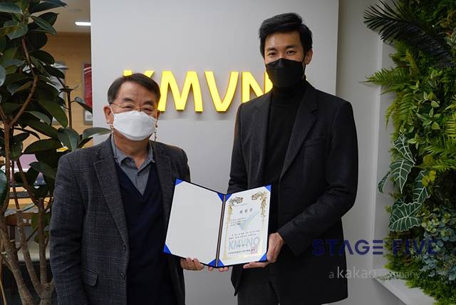 △ 23일 스테이지파이브(공동대표 이제욱, 서상원)가 서울 서대문구 알뜰폰스퀘어에서 한국알뜰통신사업자협회(회장 김형진) 회원증을 받았다. 왼쪽부터 스테이지파이브 이세연 이사, 한국알뜰통신사업자협회 황성욱 상근부회장